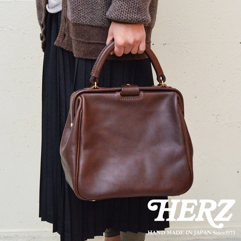 職人手作皮革Organ方形口金托特包，深棕色，觸感柔軟的皮革材質，經典醫生包造型，配有提把和金屬扣環。