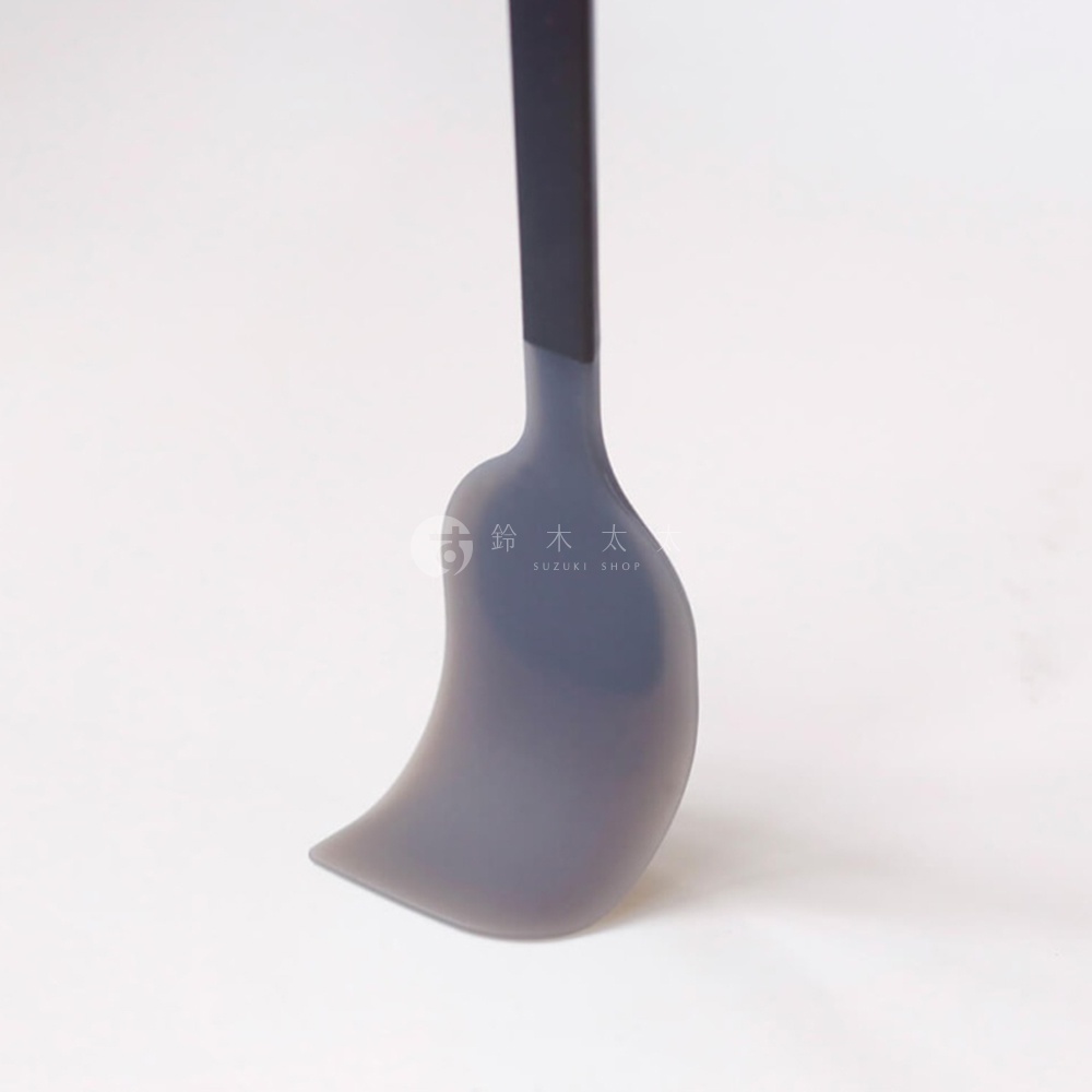 marna TRYANGRIP 三角耐熱矽膠料理刮刀，耐熱材質，符合人體工學的三角握把設計，方便好握，灰色。