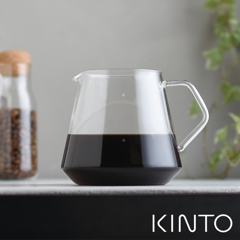 SCS經典玻璃咖啡下壺，容量600ml，由透明玻璃製成，壺身呈現錐形，帶有簡潔的玻璃提把，內部盛有深棕色液體。