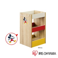 迪士尼系列木質收納櫃，淺木紋材質，附有米奇圖案裝飾。收納櫃有三層開放式層架，層架隔板分別為米白色、紅色和黃色。
