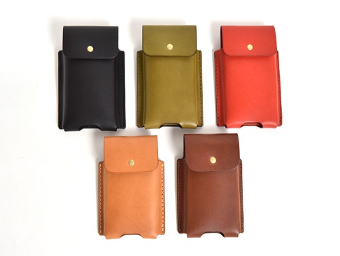 五款職人手作皮革三用手機收納包，顏色包含黑色、橄欖綠、紅色、淺棕色及深棕色，皆為素面設計，配有金色按扣，車縫線清晰。