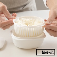 簡約雙層蒸氣循環保鮮盒，白色塑膠材質，上層為帶有蒸氣孔的濾網碗，內盛白米飯，下層為儲水盒，雙手正將濾網碗置入盒中。