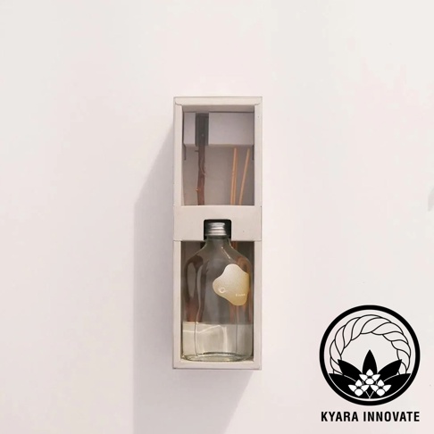 KYARA INNOVATE 品牌標誌旁邊，懸掛著一個白色長方形展示盒，裡面裝有一瓶玻璃擴香瓶，瓶內裝有擴香液及擴香竹。