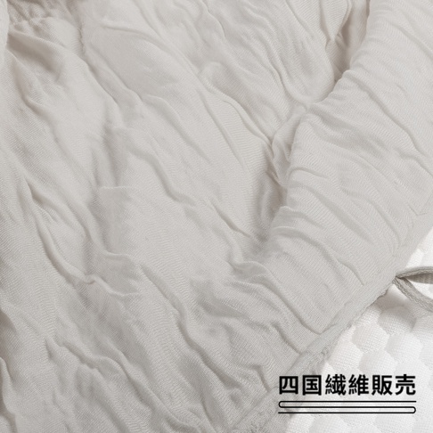 淺灰色舒芙蕾透氣涼被（無棉款），材質呈現皺褶紋理，質感輕盈。