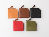 職人手作皮革分隔收納零錢包，共有五種顏色：淺棕色、深棕色、黑色、紅色和橄欖綠。每個零錢包均由皮革製成，帶有拉鍊和皮革拉環。