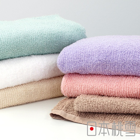 堆疊的今治細絨浴巾，呈現薄荷綠、白色、米色、淺紫色、粉紅色及淺棕色。浴巾質地柔軟，觸感細緻。