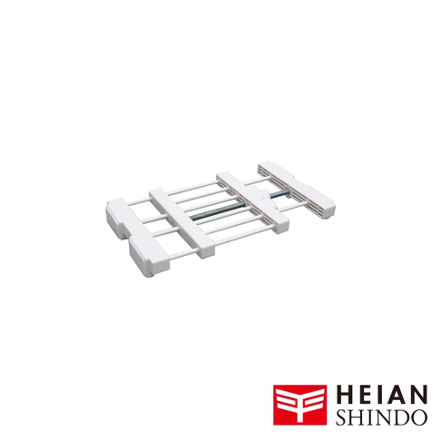 平安伸銅品牌設計的白色伸縮縫隙置物架，展示了其可調節的長度與螺絲固定結構，適合窄縫隙收納，承重2公斤。