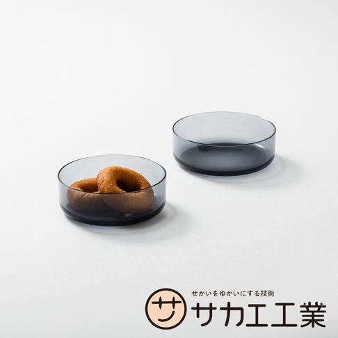 SAKAE 品牌 UENOSUKE SHITANOSUKE 二合一可蓋點心碗，其中一個淺灰色碗內放著兩塊甜甜圈，另一個碗空著