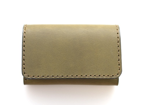 橄欖綠皮革製作的經典名片收納夾，採用手工縫線，設計簡潔，可夾於腰帶。
