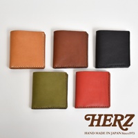 日本HERZ品牌標誌及五款不同顏色的皮革薄型卡片鈔票夾，包括卡其色、咖啡色、黑色、軍綠色和紅色，皆為手工製作。