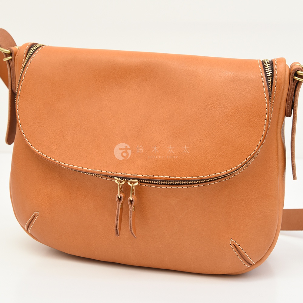 日本HERZ手工皮革大容量馬鞍包，棕色皮革搭配縫線細節，雙拉鍊設計，簡約實用。