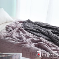 粉紫色與深灰色八層紗透氣被，柔軟舒適，紋理細膩，疊放在床上，營造居家溫馨氛圍。