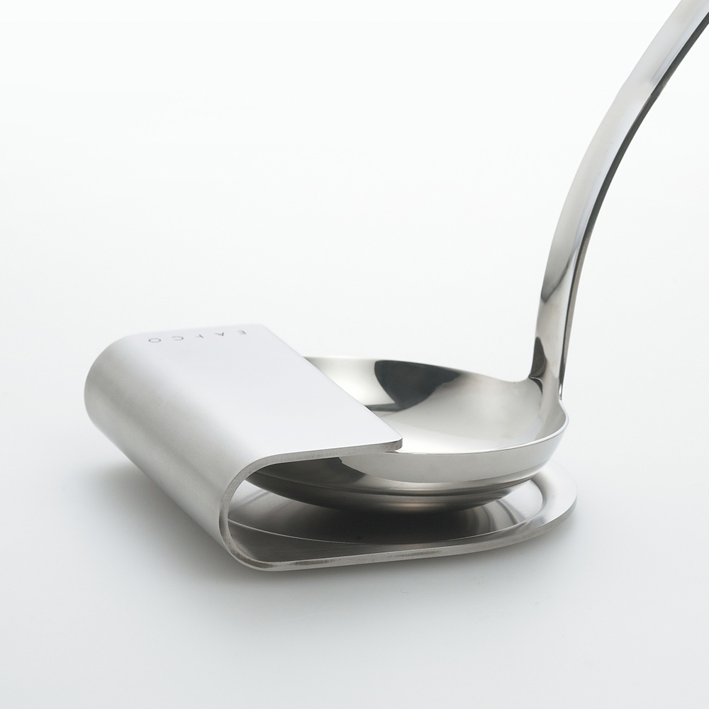 日製金屬湯杓座，銀色，現代簡約設計，可用來放置湯杓，材質為不鏽鋼。