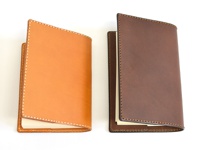 左側が「S」、右側が「M」です。
Sは文庫本サイズ、Mは新書サイズになります。
(※一部、本のサイズによっては、収納出来ないモノもございますので、ページ下部の内寸スペックを参考にして下さい)
