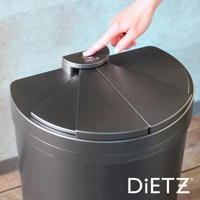 深灰色30公升DustBox30自動感應靜音垃圾桶，設有扇形展開的頂蓋，頂部中央有一個圓形感應按鈕，上面有「DIETZ」的標誌，一隻手正按下按鈕。