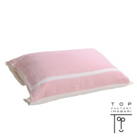 粉色今治四層紗枕套，表面有兩條白色橫條紋，材質輕柔透氣。