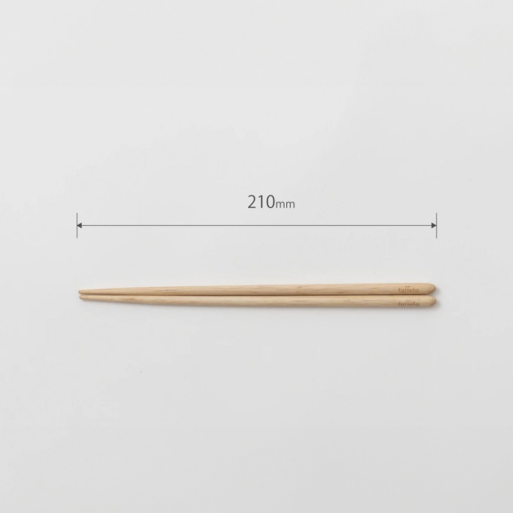 一雙 21 公分長的楓木圓筷，天然木紋，兩端均帶有品牌標誌。