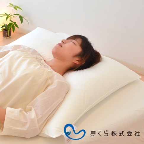 一位女性側臥於白色枕頭上，枕頭呈現方型，材質柔軟，並帶有精緻的縫線。