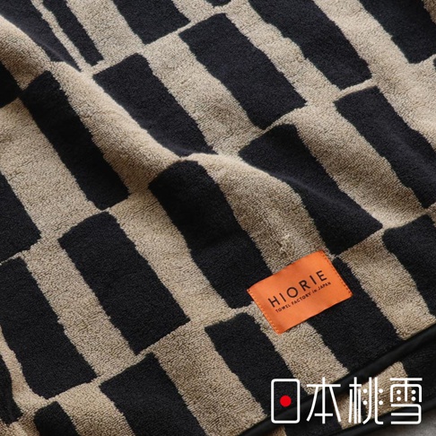 日本桃雪的戶外格紋棉柔迷你浴巾，上有 HIORIE TAWEL FACTORY IN JAPAN 橘色標籤