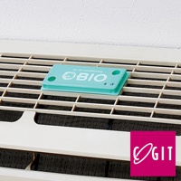 日製BIO長效除臭防霉貼片盒(威力加強版)放置於冷氣機濾網上，貼片為淺綠色，上方印有白色「BIO」字樣及可愛圖案，產品盒身有兩個圓形掛孔。