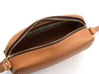 職人手作皮革隨身單肩小包 (CP-35)，淺棕色牛皮材質，金色拉鍊，縫線清晰，包身飽滿，內有卡片或紙幣。