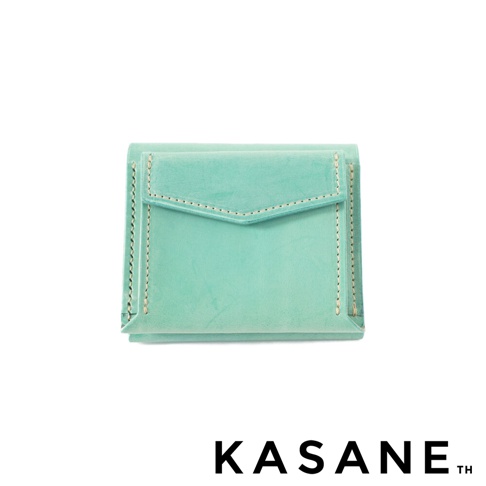 薄荷綠皮革雙折短夾，品牌標誌 KASANE TH