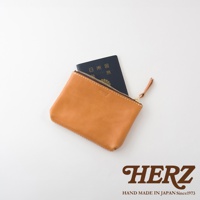 職人手作皮革長方形拉鍊收納包，淺棕色，皮革材質，拉鍊開合，內有護照。