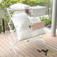 WY 菱形多桿晾曬架，上面擺放了幾個白色枕頭和兩條毛巾，其中一條粉色毛巾上有白色圓點。