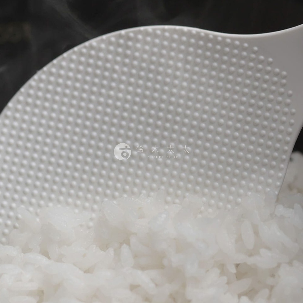 飯匙上佈滿白色圓點紋路，正盛起一堆熱騰騰的白米飯，飯匙中間有「鈴木太太 SUZUKI SHOP」的logo