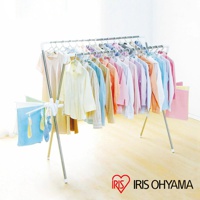 不鏽鋼X型曬衣架，架上掛滿各式顏色鮮豔的衣物，有淺黃、粉紅、藍色、紫色等，衣架下方有小型的側翼，上面掛著毛巾和襪子，整體為銀色和白色。