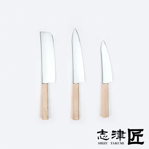 三把不同尺寸的水果刀，刀刃皆為銀色不鏽鋼材質，刀柄為淺木色。其中一把刀刃前端呈彎月狀，另外兩把刀刃前端則呈尖角狀。