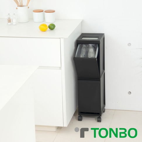 黑色雙層抽屜式分類垃圾桶，下方有一個可打開的隔間，裝有透明塑膠瓶，上方有一個較小的隔間，整體呈長方形，底部有四個滾輪。