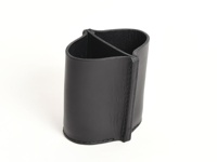 黑色皮革製成的雙格筆筒，整體呈圓筒狀，頂部邊緣微捲，側邊有縫線。