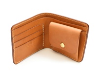 職人手作皮革經典掀蓋扣式雙折短夾，展示內側，淺棕色光滑皮革，有四個卡槽及一個附黃銅按鈕的零錢袋。