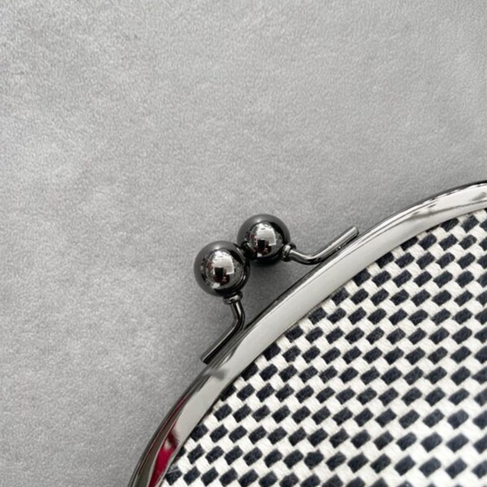 三河木綿刺子織口金零錢包，特寫細膩的格紋圖案，搭配銀色金屬口金及圓形球狀開關。