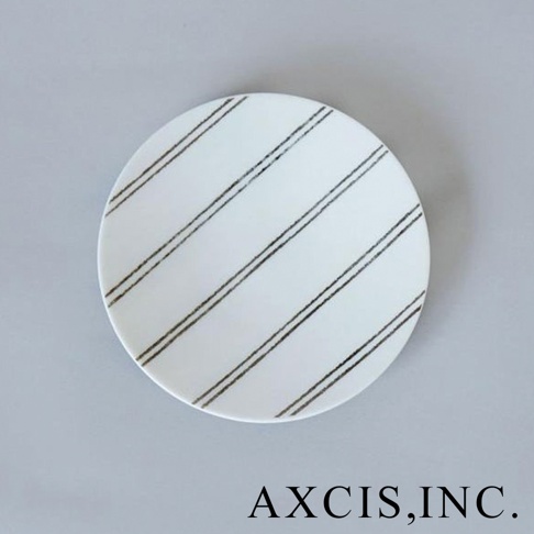 美濃燒手繪點心盤，白色盤面上飾有黑色斜向雙線條紋，為簡約設計。