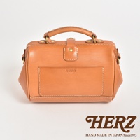 職人手作皮革口金醫生單肩包，淺棕色，配有金色金屬扣和皮質提把。包身採用縫線裝飾，正面有一個方形貼袋，印有品牌標誌。