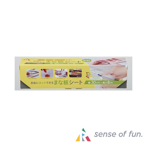 黃色包裝盒，印有「可自由裁剪的砧板保潔墊片」，尺寸為寬 30 公分 x 長 8 公尺。盒面上有多張示意圖，展示了產品用於處理魚、肉、蔬菜，以及在戶外使用的情境，並有手部裁剪的特寫。