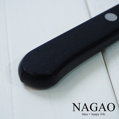 燕三條 VG-10 不鏽鋼水果刀，黑色握柄，特寫展示刀柄末端和一個銀色鉚釘。