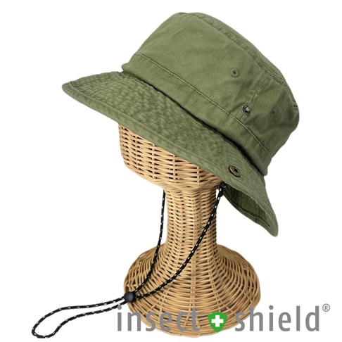 標準款戶外透氣機能防護帽，軍綠色，由布料製成，帽沿有縫線裝飾，側面有金屬扣眼，並配有可調節的黑色繩索，整體設計適合戶外活動。