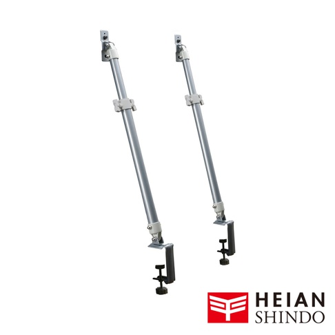 一對銀色金屬製電視防傾倒固定架，帶有可調節的白色夾子和底座。