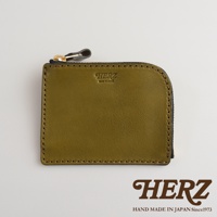 職人手作橄欖綠皮革L型拉鍊迷你短夾，正面壓印有HERZ品牌標誌，使用黃銅色拉鍊，邊緣縫線清晰。