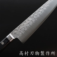 VG10不鏽鋼鎚目牛刀，刀面有細膩鎚紋及雷射蝕刻標誌，黑色木質刀柄，銀色金屬刀頸。