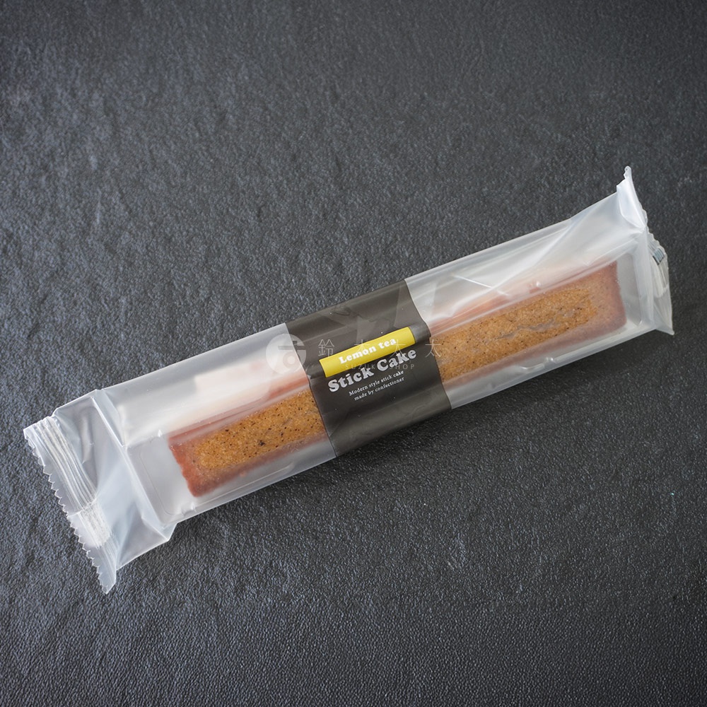 一條長條狀檸檬茶費南雪蛋糕，包裝上有「Lemon tea Stick Cake」字樣