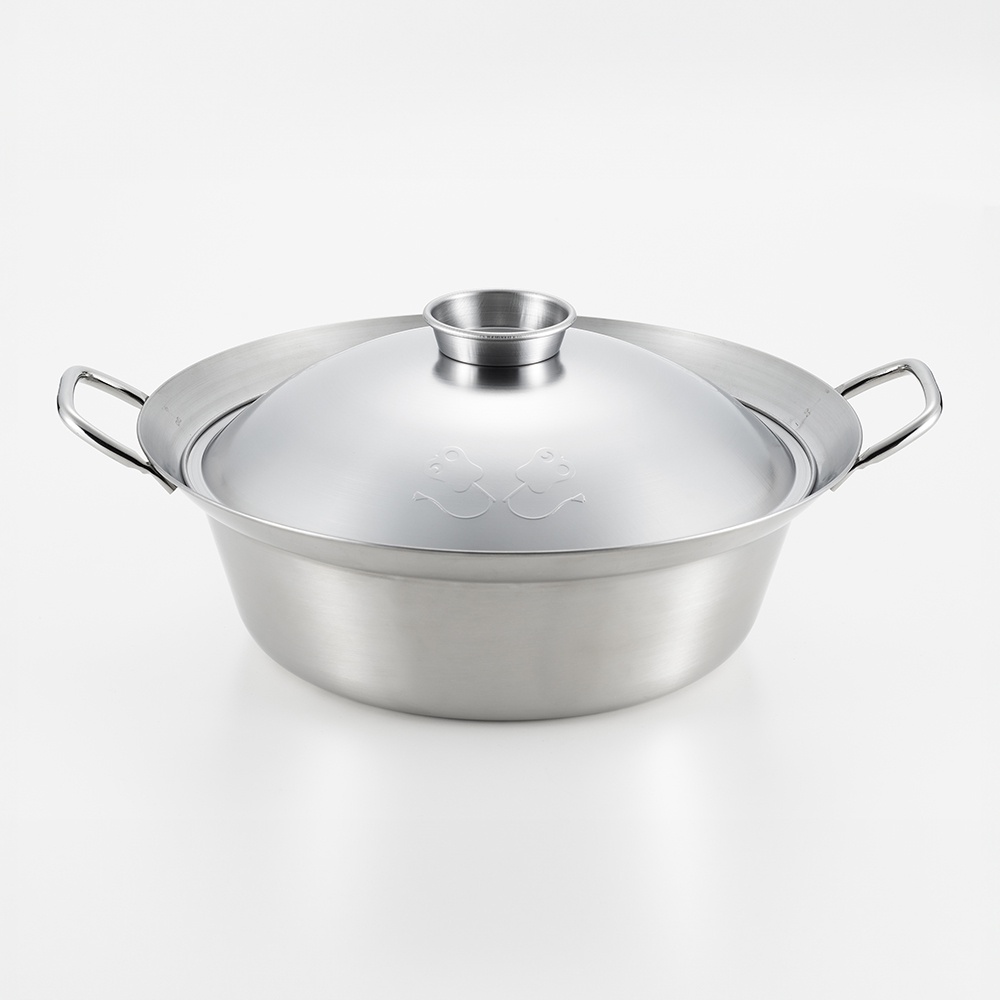 一個銀色的不鏽鋼相撲鍋，鍋蓋上有兩個可愛的動物圖案，鍋身兩側有金屬提把，整體呈現簡潔大方的風格。
