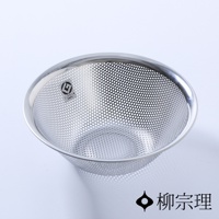 一個銀色不鏽鋼製成的圓形瀝水盆，盆身佈滿規則的細小圓孔，邊緣光滑，盆底有少量陰影，右下角有黑色標誌和中文文字。