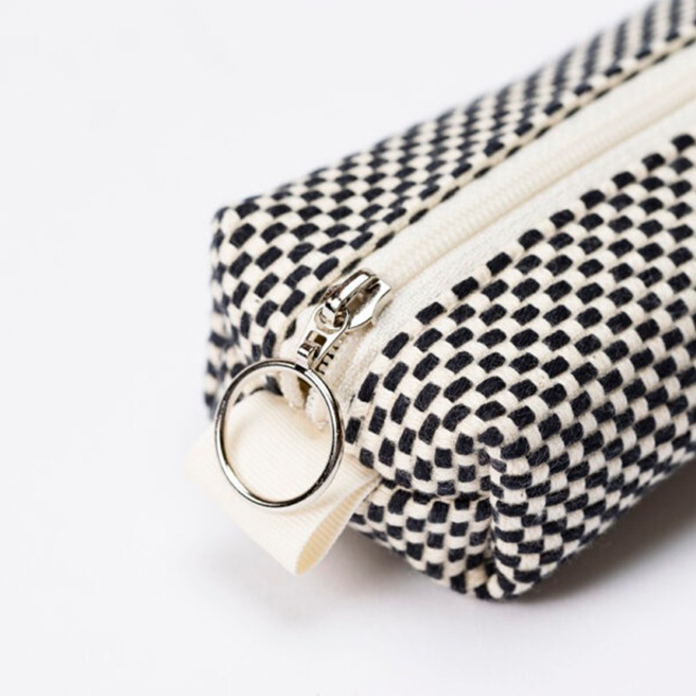 三河木綿刺子織筆袋，黑白格紋，附有銀色拉鍊及圓環拉頭。