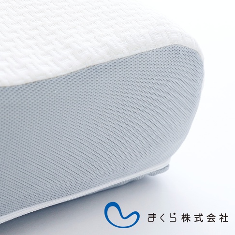 15度半身枕的枕套，上半部為白色提花織物，下半部為淺灰色網眼織物，邊緣有白色滾邊，右下角有藍色品牌標誌。