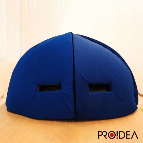 深藍色布料製成的 IGLOO 防噪遮光舒眠罩，呈半圓頂狀，分為左右兩半，兩側各有一個長方形開口，設計簡潔，材質柔軟。