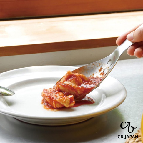 CB JAPAN 日本製不鏽鋼瀝湯勺，盛裝著番茄醬汁的雞肉料理，從盤子上舀起，湯汁透過勺子孔洞瀝出。